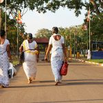 kvinnor på promenad, sri Lanka